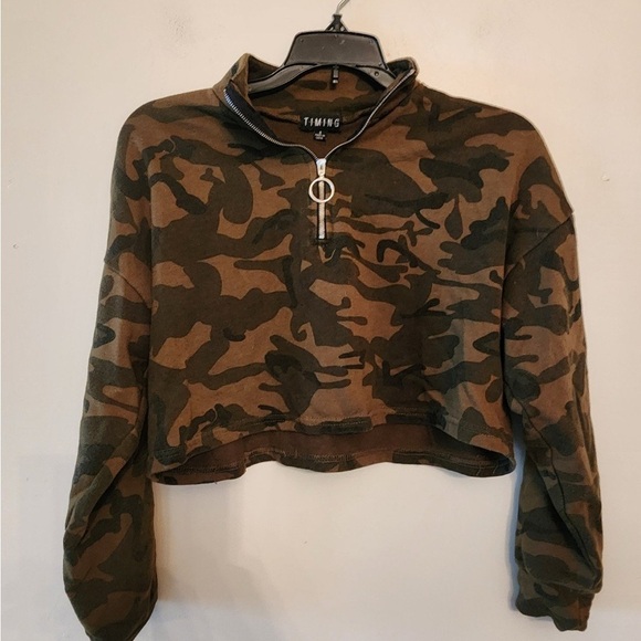 Timing Tops - Timing green camo cropped hoodie size small
